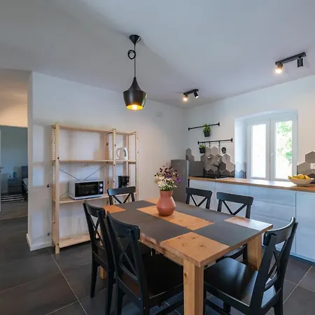 6 Bedroom Beautiful In Nedescina