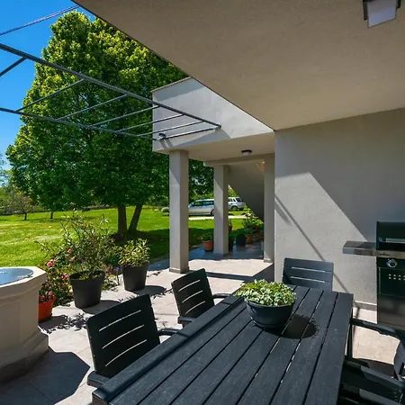 6 Bedroom Beautiful In Nedescina 度假居 *