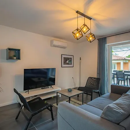 Holiday home 6 Bedroom Beautiful In Nedescina *