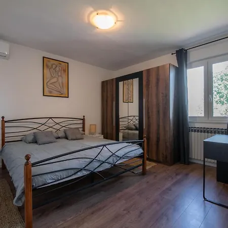 6 Bedroom Beautiful In Nedescina 度假居 *
