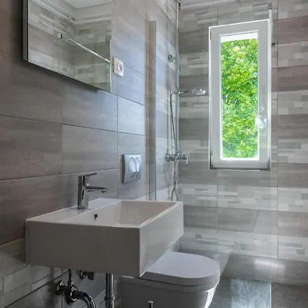 6 Bedroom Beautiful In Nedescina Ruzici (Sveta Nedelja)