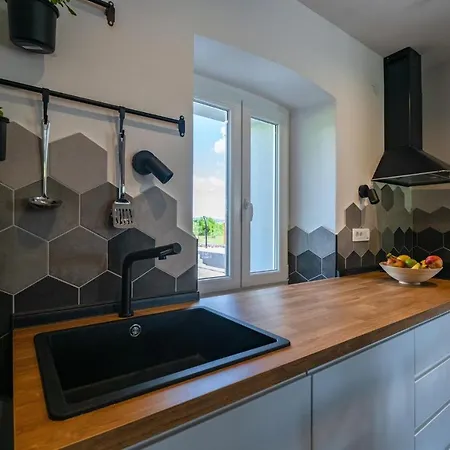 6 Bedroom Beautiful In Nedescina Σπίτι διακοπών Ruzici (Sveta Nedelja)