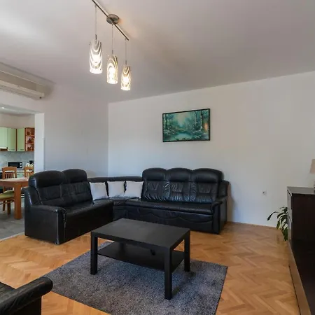 Feriehus 6 Bedroom Beautiful In Nedescina *