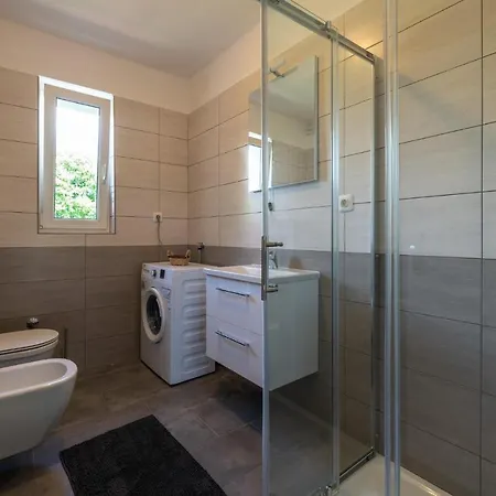 6 Bedroom Beautiful In Nedescina