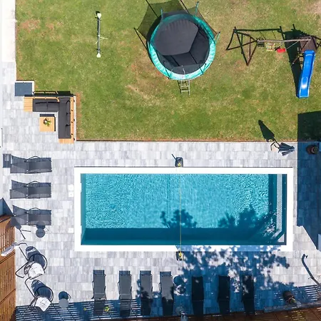6 Bedroom Beautiful In Nedescina