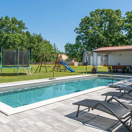 6 Bedroom Beautiful In Nedescina