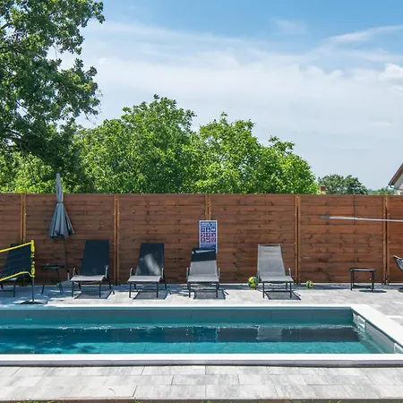 6 Bedroom Beautiful In Nedescina Feriehus *