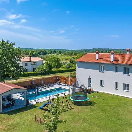 Holiday home 6 Bedroom Beautiful In Nedescina